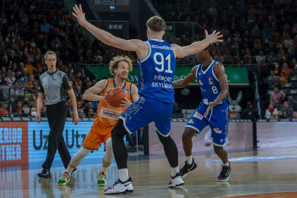 镶嵌宝石的 镶嵌宝石的